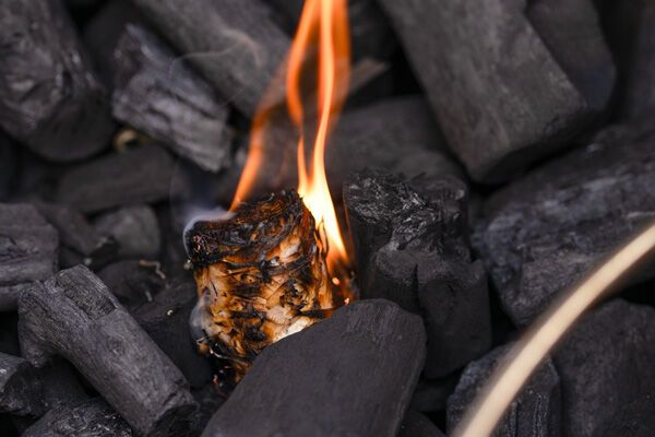 Giant Flames Marabu houtskool zak 10kg, foto 4 van 6