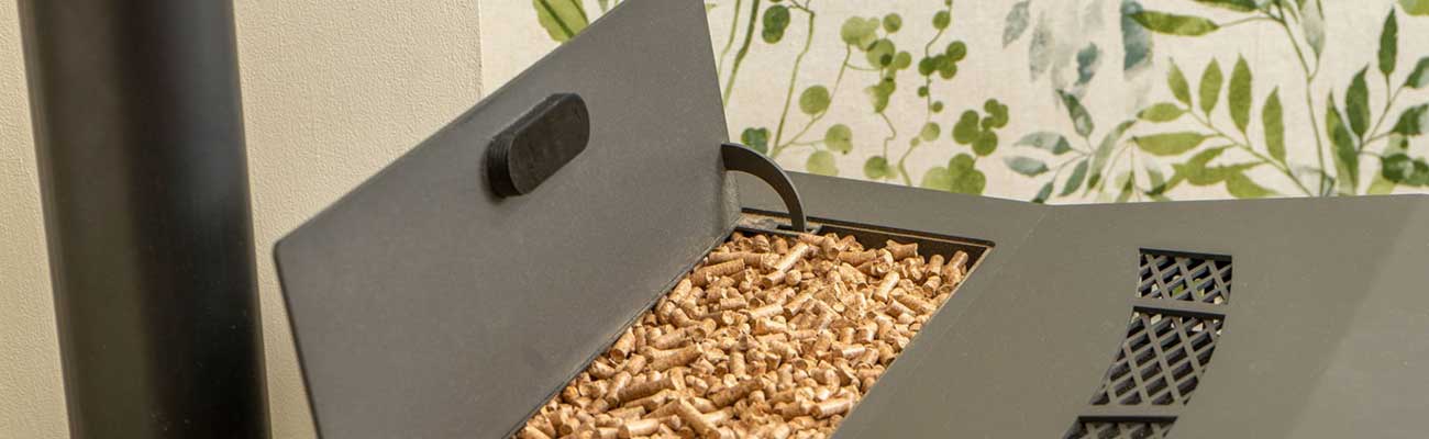 Witte pellets in pelletkachel Openhaardhout Gigant